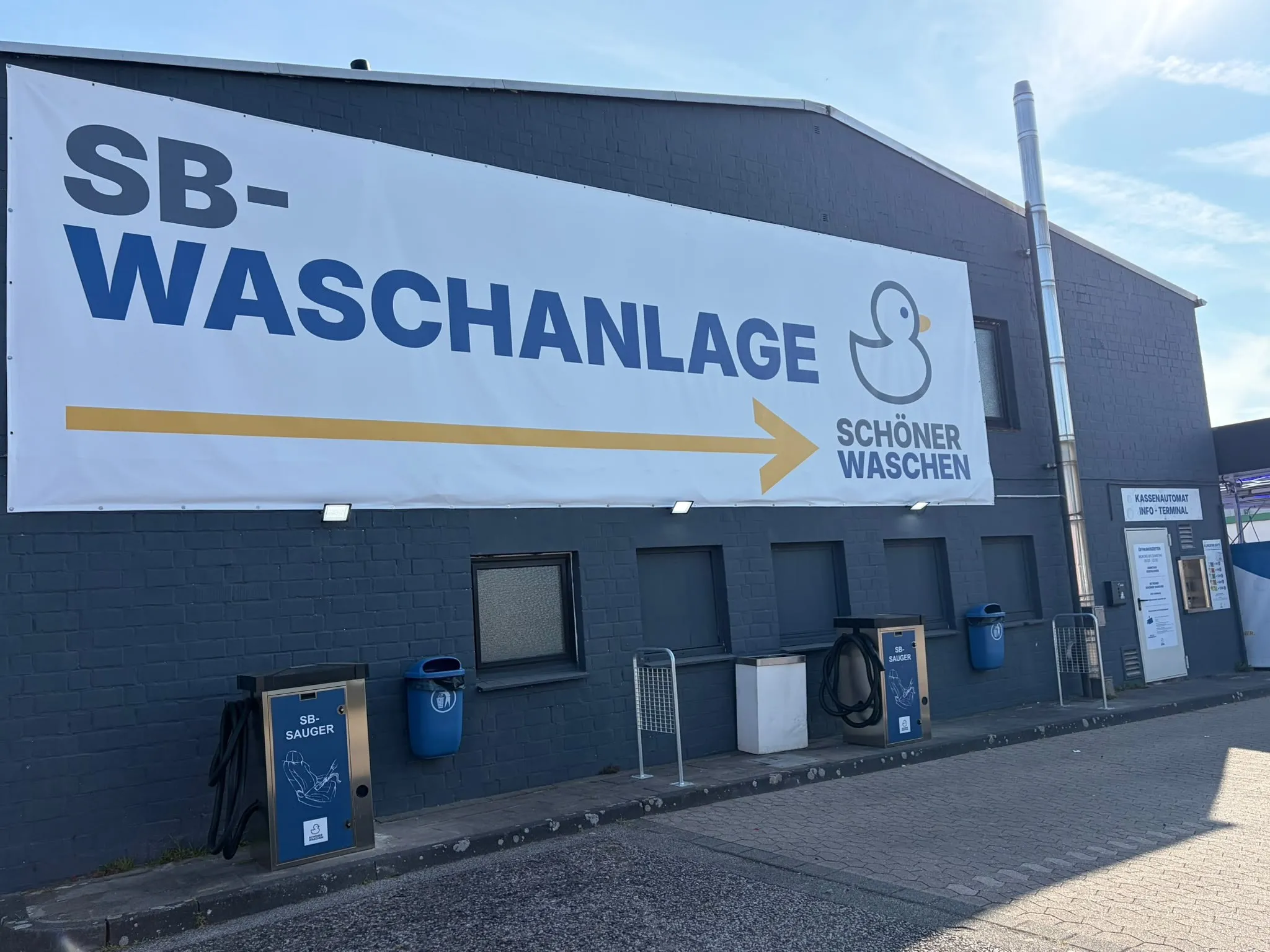 Die Fassade in Kaarst mit dem großen Schriftzug „SB-Waschanlage Schöner Waschen“