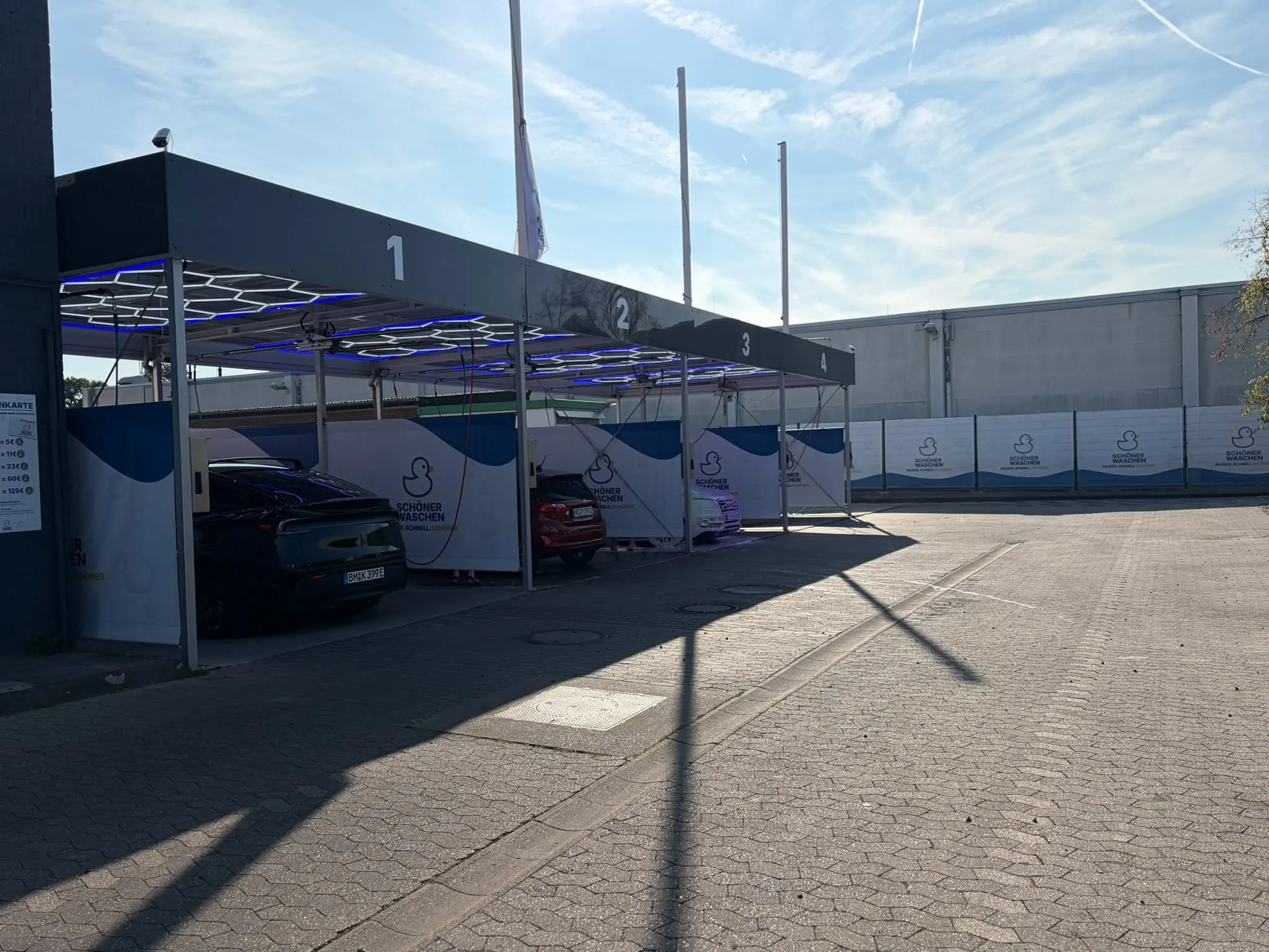 Der Hof in Kaarst mit Blick auf die Reihe der Waschboxen