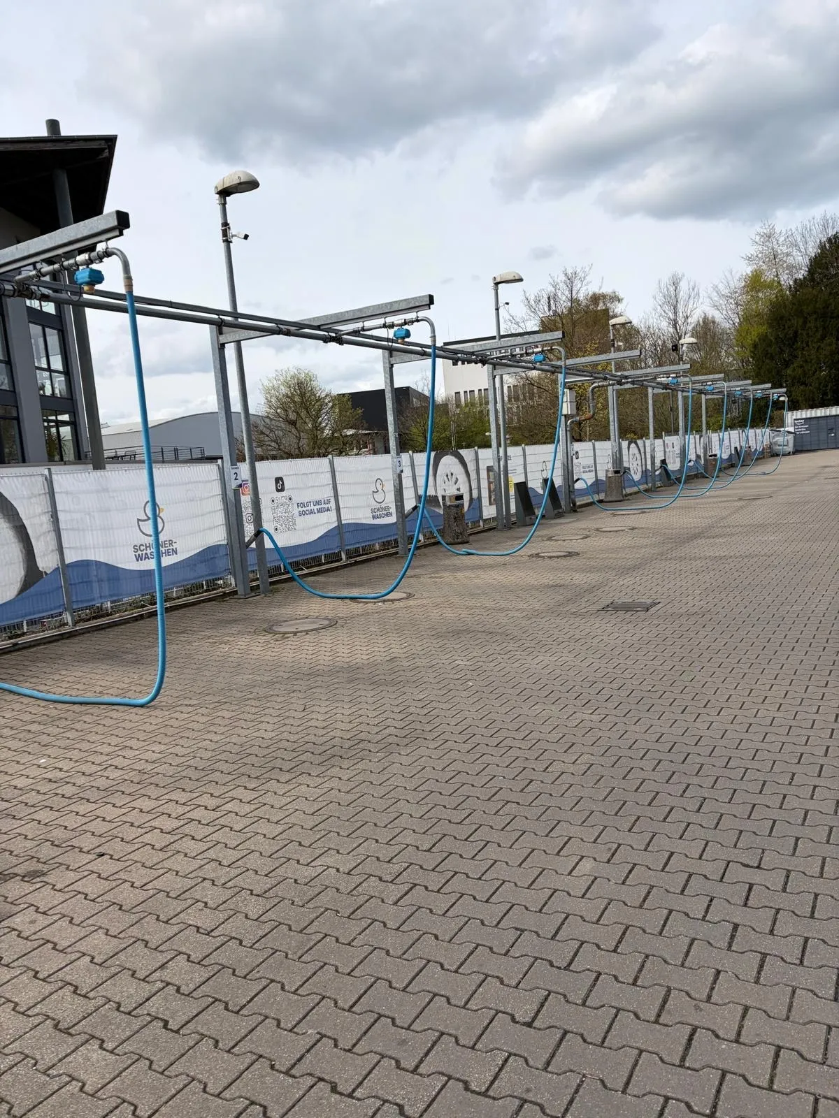 Die Waschboxen in Mettmann mit Blick in die Reihe