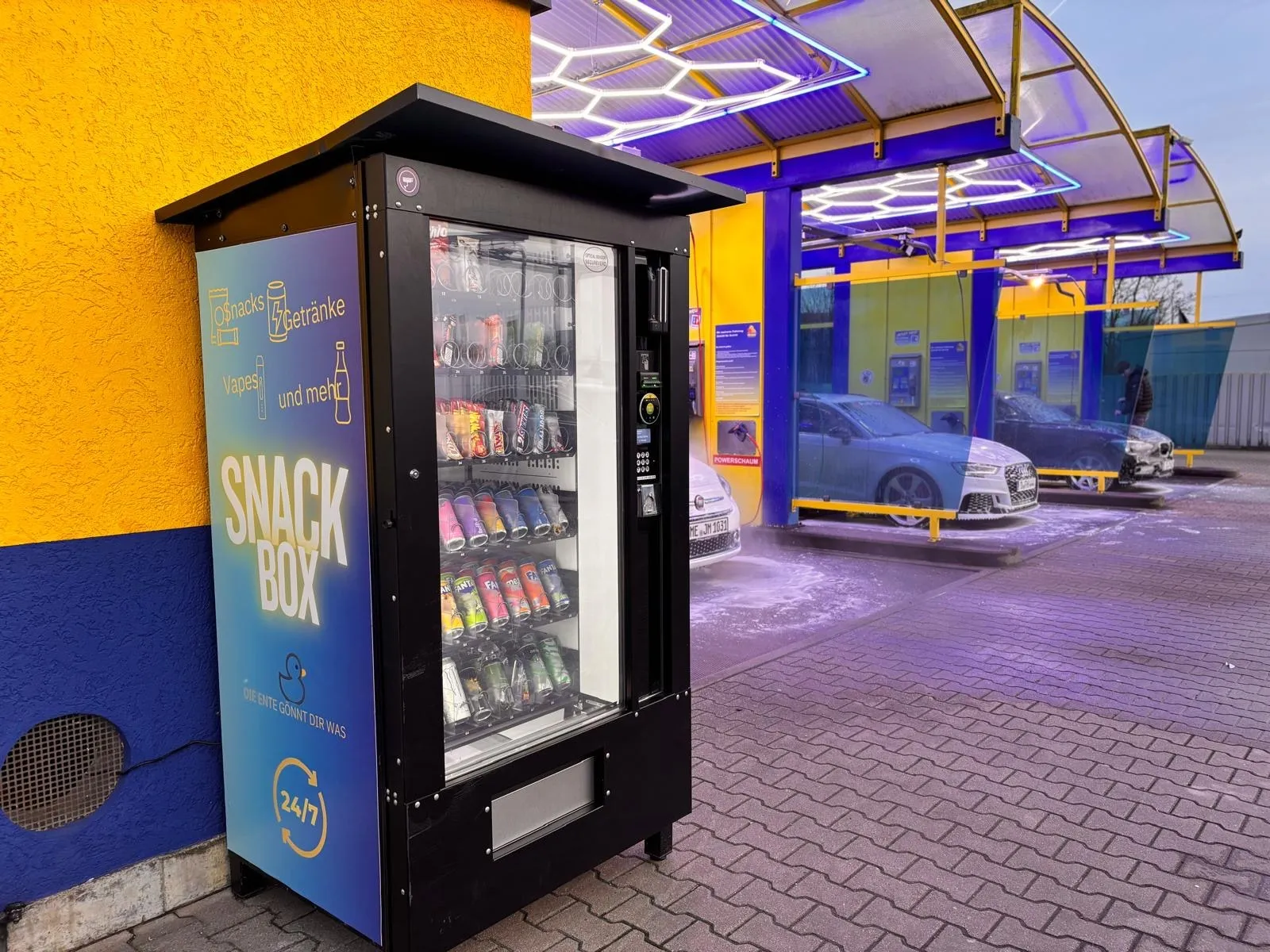 Die Snackbox mit Getränken und Snacks neben den Waschboxen