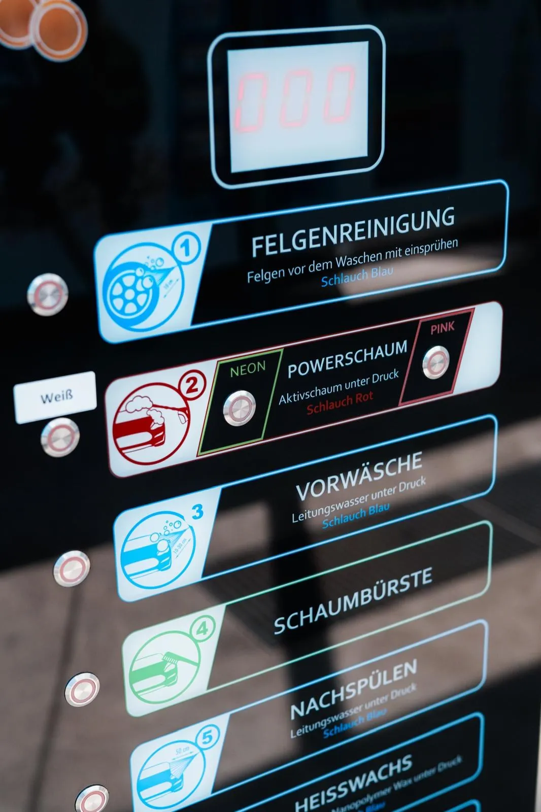 Das beschriftete Bedienfeld in der Waschbox mit den nummerierten Programmschritten