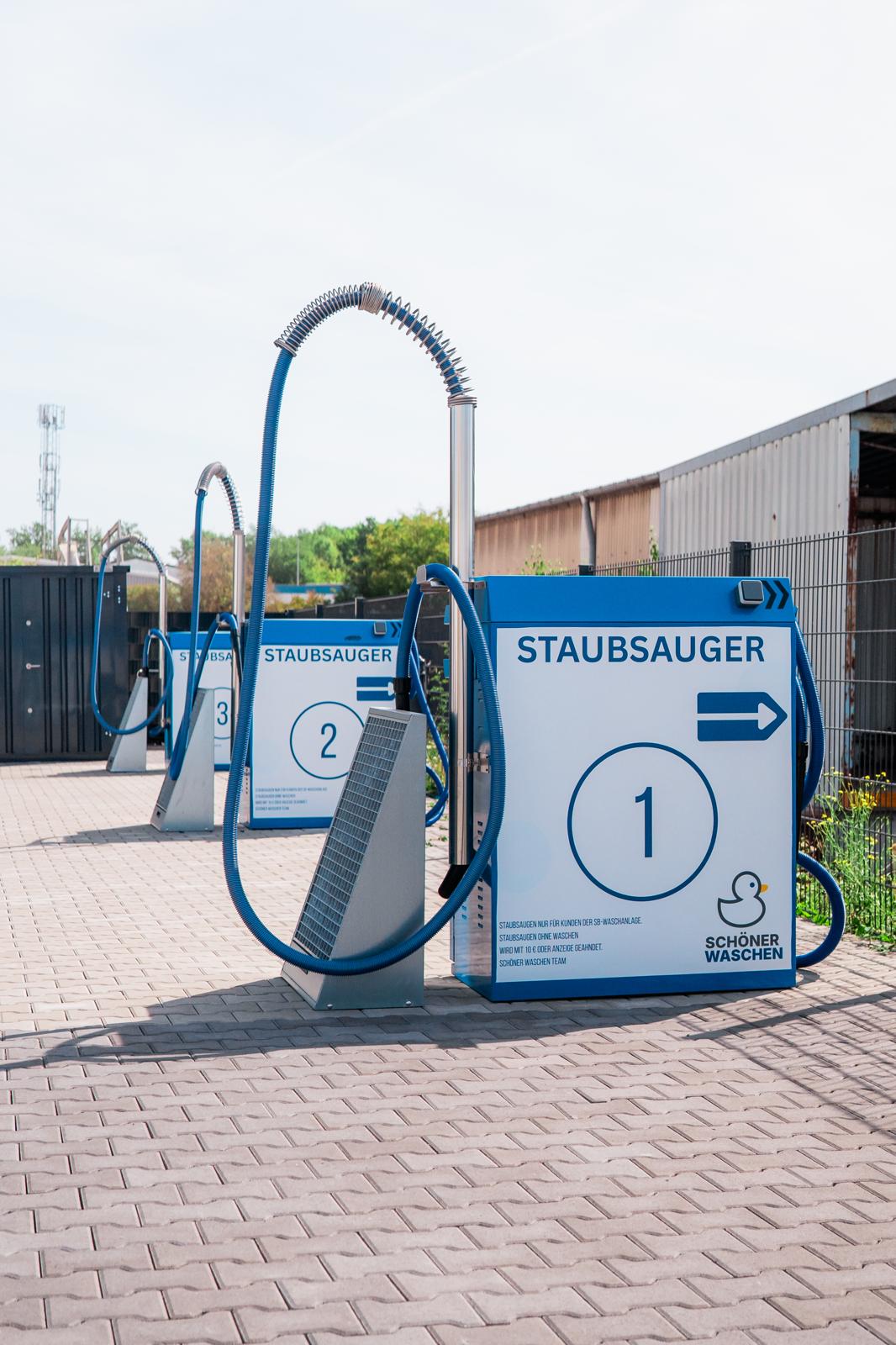 Mehrere Staubsaugerplätze von Schöner Waschen Mülheim-Kärlich bieten gratis Saugen nach der SB-Autowäsche